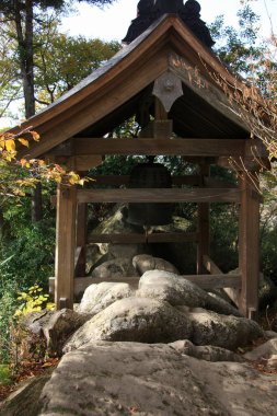 Güzel antik Japon tapınağının manzaralı görüntüsü.