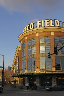 Tokyo, Japonya 'da insanlar işlek şehir caddesinde yürüyor