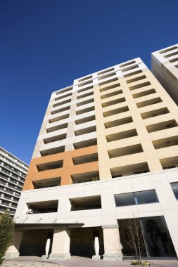 Modern bir apartman binası..