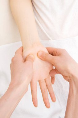 Terapi seansında bileklerime masaj yapıyor.