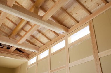 Ahşap ev yapım aşamasında. Evin içinde yeni ahşap kirişler var.                  