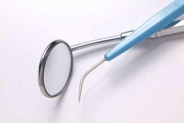 Diş aletleri, beyaz arka planda diş aynası