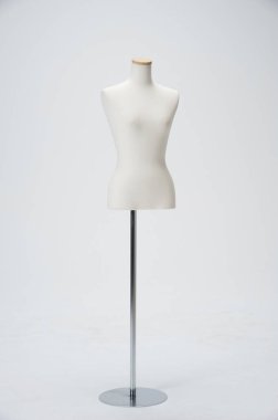 Beyaz arka planda izole edilmiş manken, moda konsepti