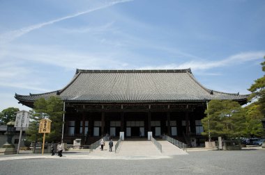 Güzel antik Japon tapınağının manzaralı görüntüsü.