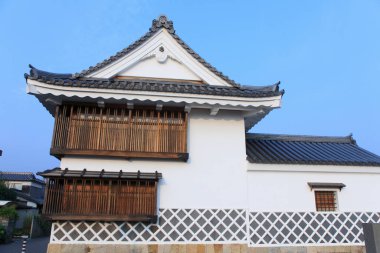 Hagi şehrinin alışveriş caddesinde eski bir bina.