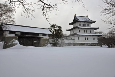 Japonya 'nın Hokkaido kentindeki karla kaplı antik Japon tapınağının manzaralı görüntüleri.