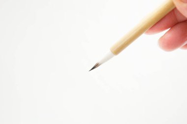 Beyaz arka planda kadın el fırçasının kapağını kapat