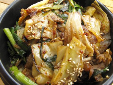 Bulgogi, ince dilimlenmiş, marine edilmiş et ve sebzelerden oluşan popüler bir Kore yemeği.