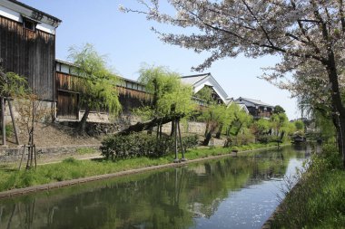 Güzel antik Japon tapınağının manzaralı görüntüsü.
