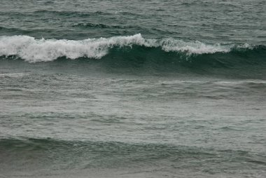 Fırtına dalgaları sahile çarpıyor.