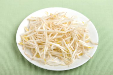 Fasulye filizleri, arka planda soya filizleri.