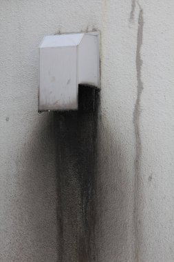 Siyah metal saplı beyaz duvar