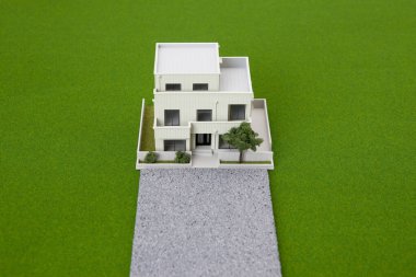 Minyatür ev ve yeşil çimenler