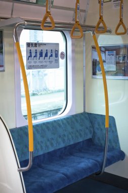 Tren istasyonunun modern iç kısımları kapanıyor.