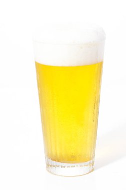 Beyaz üzerine izole edilmiş bir bardak bira.