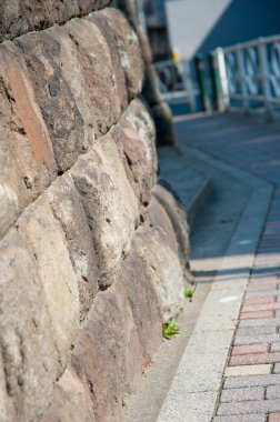 Parktaki taş bir çitin yakın plan çekimi.