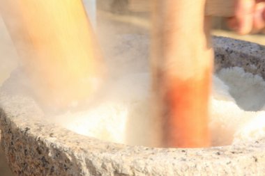 Geleneksel Japon mochi yapma süreci 