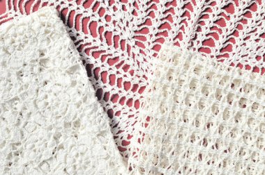 Tığ işi masa örtüsünün beyaz görünümünü kapat