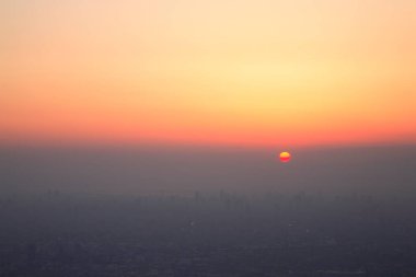 Şehrin üzerinde sisli günbatımı, Japonya