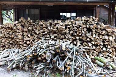 Köy ahşabının dışında büyük bir odun yığını.