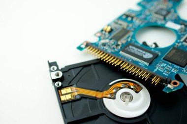 Sabit diski beyaz arkaplanda olan bilgisayar sabit diski