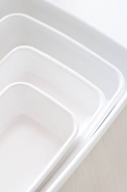 Beyaz arkaplanda izole edilmiş seramik beyaz gereçler.    