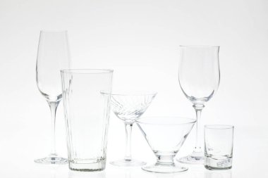 Bir bardak su ve boş bardak.