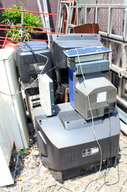 Sokaktaki bilgisayar ekipmanları ve elektronik aletler