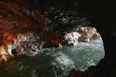 Tropikal denizdeki güzel mağara manzarası 