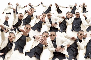 Beyaz arka planda dans eden genç erkekler