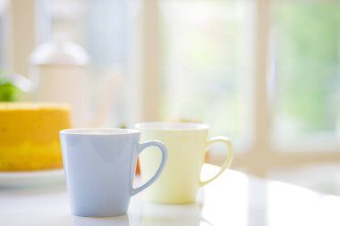 Kahve fincanları masanın üzerinde duruyor.