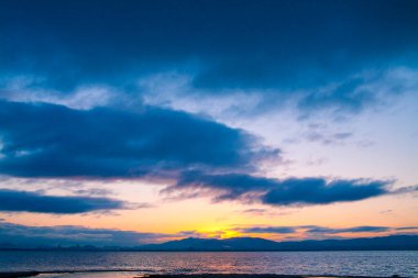 Deniz kıyısındaki güzel günbatımı gökyüzü 