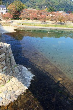 Nishiki Nehri üzerindeki Kintaikyo Köprüsü, Japonya 'nın ünlü simgesi.