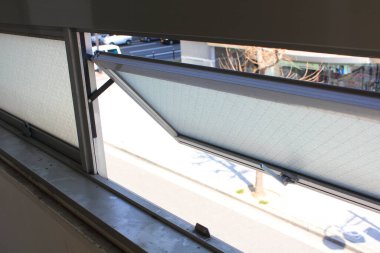 Sokağın yukarısındaki açık buzlu camdan güneş ışığı akıyor.