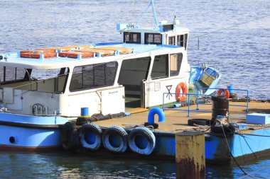 Mavi ve beyaz feribot sakin su yüzeyine yanaştı.