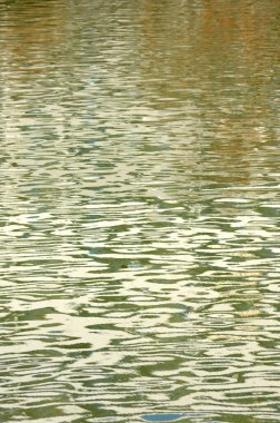 Göldeki su yansıması.