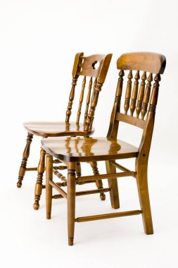 Beyaz arka planda ahşap çatı katı tarzı sandalyeler