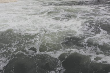 Dalgalı su yüzeyinin inanılmaz görüntüsü   