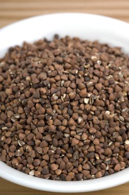 Tahta masadaki karabuğday tabağı, yakın plan.