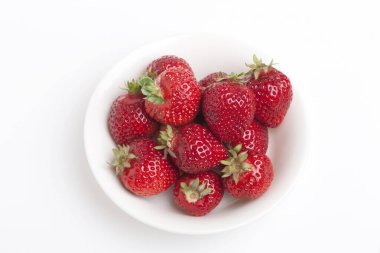 Beyaz arka planda kırmızı olgun çilekler.