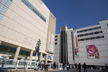 Tokyo sokaklarından görüntüler, şehrin tadını çıkaran yayalar..