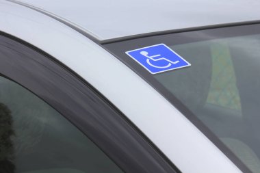 Beyaz etiketli engelli park işareti