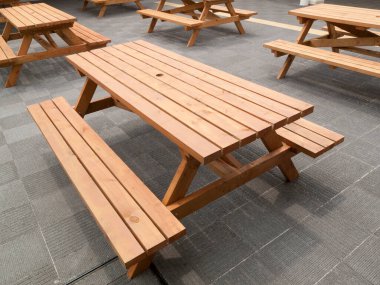 Restoranda boş ahşap masalar