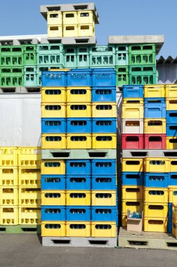 Markette renkli plastik kasalar 