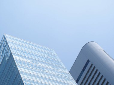 Mavi gökyüzüne karşı modern binaların manzarası 