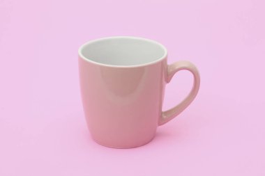 Pastel pembe arka planda temiz pembe kupa