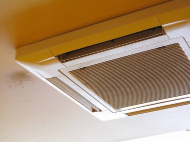 Tavan arkaplanındaki tavan kliması, kapatın.