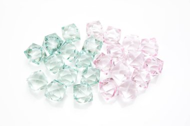 Beyaz arkaplanda elmaslardan cam kristal