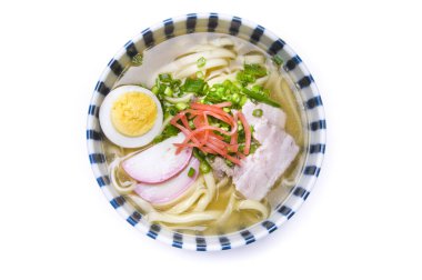 Beyaz zemin üzerinde domuz eti ve yumurta ile Japon ramen çorbası.