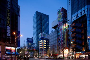 Şehir sokaklarının gece manzarası 